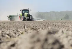 Незважаючи на бойові дії на Донеччині триває сівба ярих культур