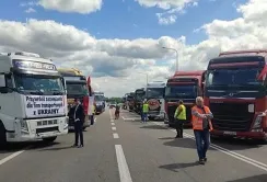 На трьох пунктах пропуску на кордоні заблоковано близько тисячі вантажівок через страйк польських перевізників, – Андрій Демченко