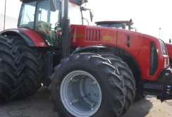 На Мінському тракторному заводі за $5 дозволять взяти участь у зборі трактора