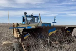 Фермер створив трактор на автопілоті, щоб працювати на замінованих полях