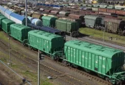 Зерновози, завантажені у квітні, досі стоять на кордоні