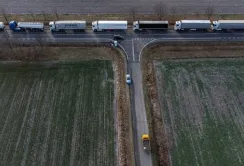 В чергах на польському кордоні перебуває понад 2400 вантажівок