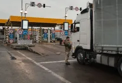 В чергах на польському кордоні залишається близько 2200 вантажівок