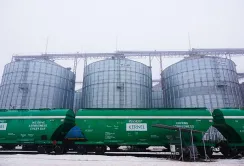 Аграрії просять Укрзалізницю виставити на аукціон більше зерновозів