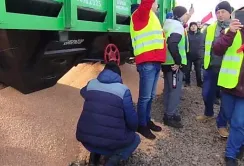 Польські протестувальники перекрили залізницю та висипали зерно з вагону