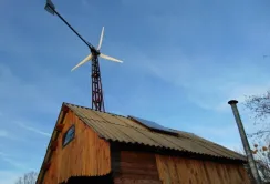 Волинський умілець змайстрував вітряк та сонячні панелі, збирає трактор на газу