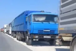 Траса з Мелітополя на Крим забита вантажівками з краденим зерном