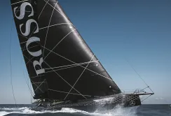 Гоночну яхту HUGO BOSS пофарбували в чорний колір за сприяння BASF