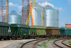 За останні три місяці обсяги перевезення зернових залізницею скоротилися вдвічі