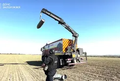 Сумний врожай: запорізький фермер знайшов у полі російську авіабомбу