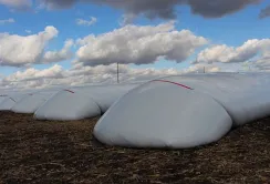 Аграрії прифронтових регіонів отримають 7000 зернових рукавів