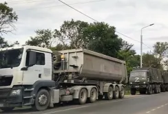 У Криму зафіксували чергову колону зерновозів у супроводі військових автомобілів