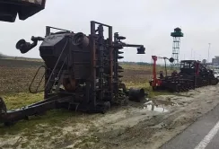 Знищену росіянами сільгосптехніку привезли до пункту пропуску «Угринів»