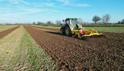 ROLANA агрегатує глибокорозпушувачі TERRALAND TN_PROFI із тракторами John Deere 8R і 8RX