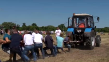 Началось зрелище феерическим шоу с новой сельскохозяйственной техникой, во время которого водители соревновались в мастерстве, испытывали трактор на прочность