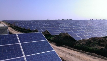 Солнечная электростанция «Чечельник» будет ежегодно генерировать около 22,48 млн КВт/ч электроэнергии, уменьшая почти на 22 000 т в год выбросы углекислого газа в атмосферу