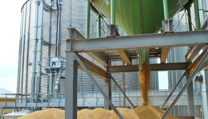 Рост перевалки зерна в мелких портах вызван тем, что поставка зерновых в крупные порты затруднена с суши