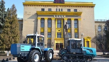 ПАО "Харьковский тракторный завод" (ХТЗ) в среднем производит 100-120 машин ежемесячно, хотя при необходимости способен производить и 170 шт.