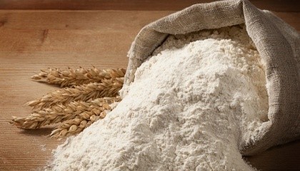 На тонну украинского зерна расходуется примерно $100 материальных затрат - это семенной материал, удобрения, пестициды, амортизация сельхозтехники, элеваторные услуги и тому подобное