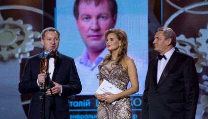 У Національній опері України відбулася двадцять перша урочиста церемонія нагородження лауреатів загальнонаціональної програми "Людина року"-2016. Переможцем у номінації «Аграрій року» став власник  групи компаній UKRAVIT Віталій Ільченко