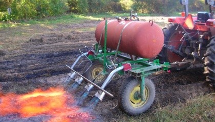 Для тих, хто зайнятий органічним сільським господарством, вогневий культиватор є універсальним засобом для боротьби з бур'янами в посівах польових і овочевих культур, багаторічних насадженнях і пустирях