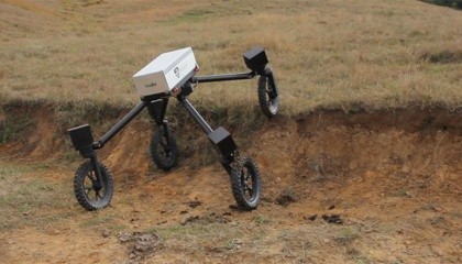 Вчені Австралійського центру польових роботів (АЦПР) в Сіднейському університеті розробили SwagBot - робота, який стежить за худобою і вівцями, може без проблем переміщатися по нерівному рельєфу і допомагає заганяти тварин в вигони або направляти в сторону пасовищ