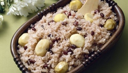 Среднегодовое потребление риса на одного человека в мире составляет 57,5 кг. В Европе на человека приходится 2-3 кг год, а вот житель Мьянмы съедает риса почти 250 кг в год, Вьетнама - около 215 кг, Китая - 220 кг