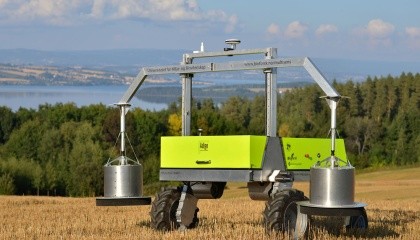 Внешне Adigo Field Flux Robot напоминает коромысло, он опускает алюминиевые блоки на землю и проводит анализ почвы