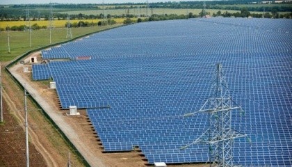 Побудувати сонячну електростанцію в одній з країн, що розвиваються, тепер коштує дешевше, ніж побудувати вітряну. Це означає, що найближчим часом ціна на сонячну енергію знизиться ще більше
