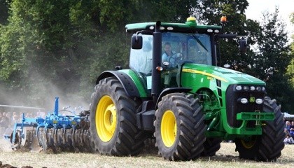 На сегодняшний день правительство работает над тем, чтобы сделать программу компенсации сельскохозяйственной техники для украинских аграриев, введенную в госбюджете на 2017 год, постоянной