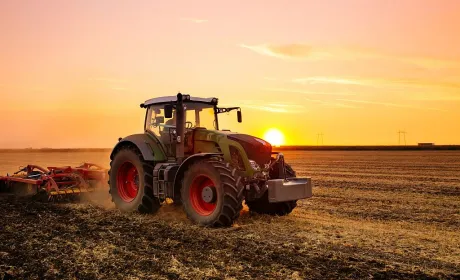 Уряд дозволив водіям вантажівок керувати сільгосптехнікою