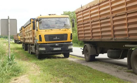 Нові штрафи не приберуть з доріг перевантажені зерновози
