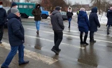 Обурені пайовики заблокували трасу на Сумщині