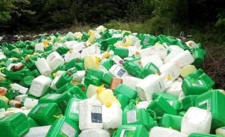 У лісі на Хмельниччині виявлено звалище тари з-під невідомих речовин