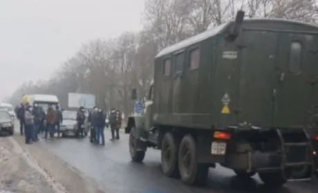 Працівники підприємства у Чорткові, де дуже багато «мишей», перекрили міжнародну трасу