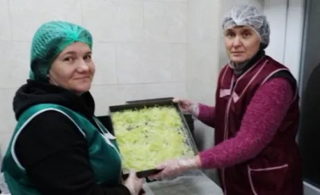 У Петриківській громаді переробляють овочі та фрукти на смаколики для захисників
