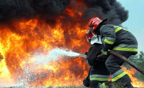 Два порожні зерносклади ДПЗКУ згоріли вночі на території Старокостянтинівського елеватора