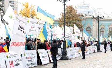 Аграрії продовжать протест проти розпродажу України під парламентом