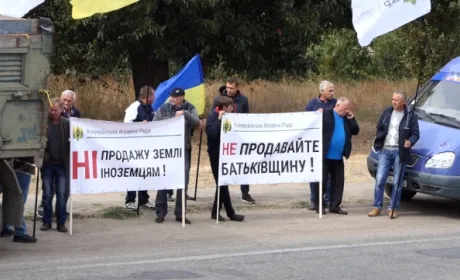 Аграрії під Верховною Радою «похоронять» свиню