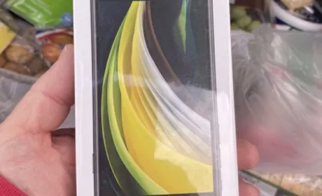 Чоловік замовив доставку яблук, але отримав ще й новенький iphone