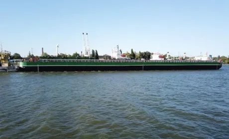 Агрохолдинг із Кіровоградщини збудував найбільшу зернову баржу в Україні