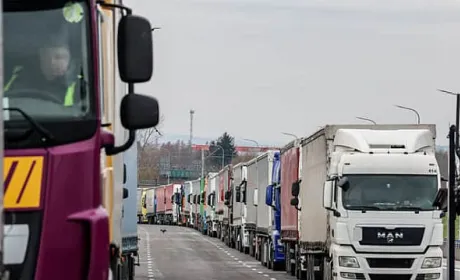 Блокада кордону продовжується: в чергах залишаються близько 2 тис. вантажівок
