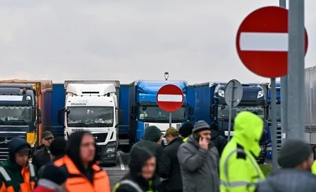 Блокада на кордоні: тисячі вантажівок продовжують стояти в чергах