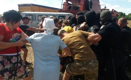 На Чернігівщині поліція допомагає рейдерам забирати урожай у фермерів