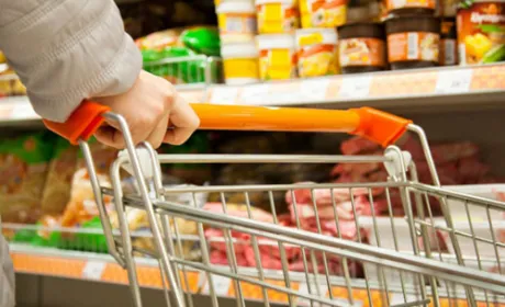Українці витрачають на продукти 51.6% доходів