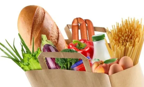 Українці майже вдвічі частіше почали замовляти продукти через сервіси доставки: що купують?