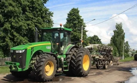 На Чернігівщині обстріляли трактор "Джон Дір"