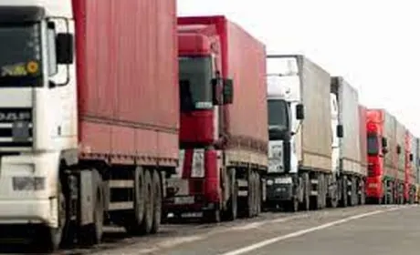 Польща завертає в Україну автомобілі з продуктами