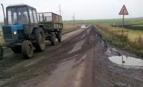 На Рівненщині селяни вимагають від орендарів землі чистити техніку і не забруднювати дороги