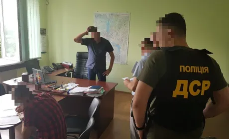 На Київщині викрито працівника Держгеокадастру, який вимагав 6 тис. дол. США за безперешкодне отримання земельних ділянок